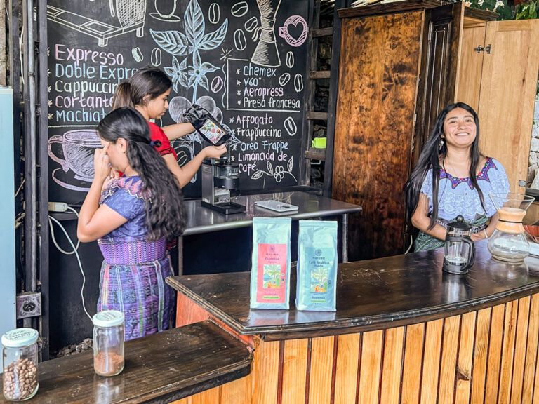 ADENISA – Unser Beitrag für einen Start-up junger Frauen am Atitlán-See